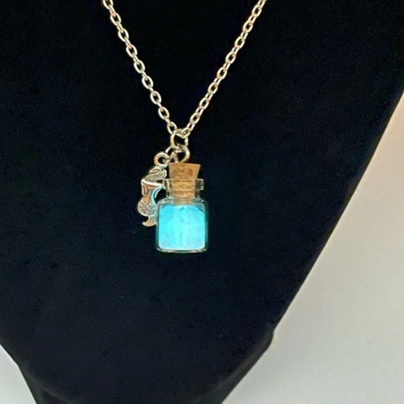 Mermaid Dreams Necklace, NWOT - Picture 4 of 8